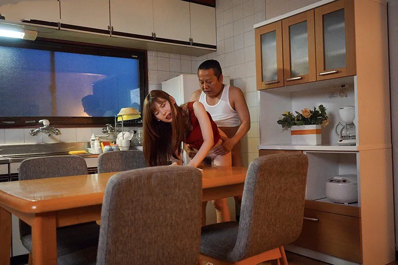 Cục vàng bị người chồng mới của mẹ làm tình mỗi ngày, cho dù đã có người yêu