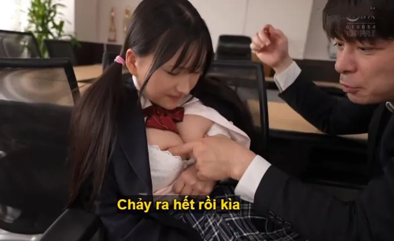 Trong suốt 3 năm, thầy giáo đã rèn luyện cô học trò ngực đẹp thành " bình chứa tinh"